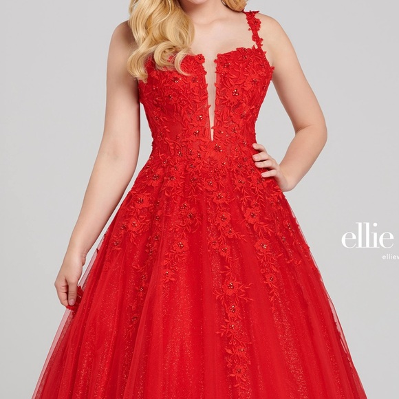 Ellie Wilde Dresses & Skirts - Ellie Wilde Stunning Red Lace Dress
